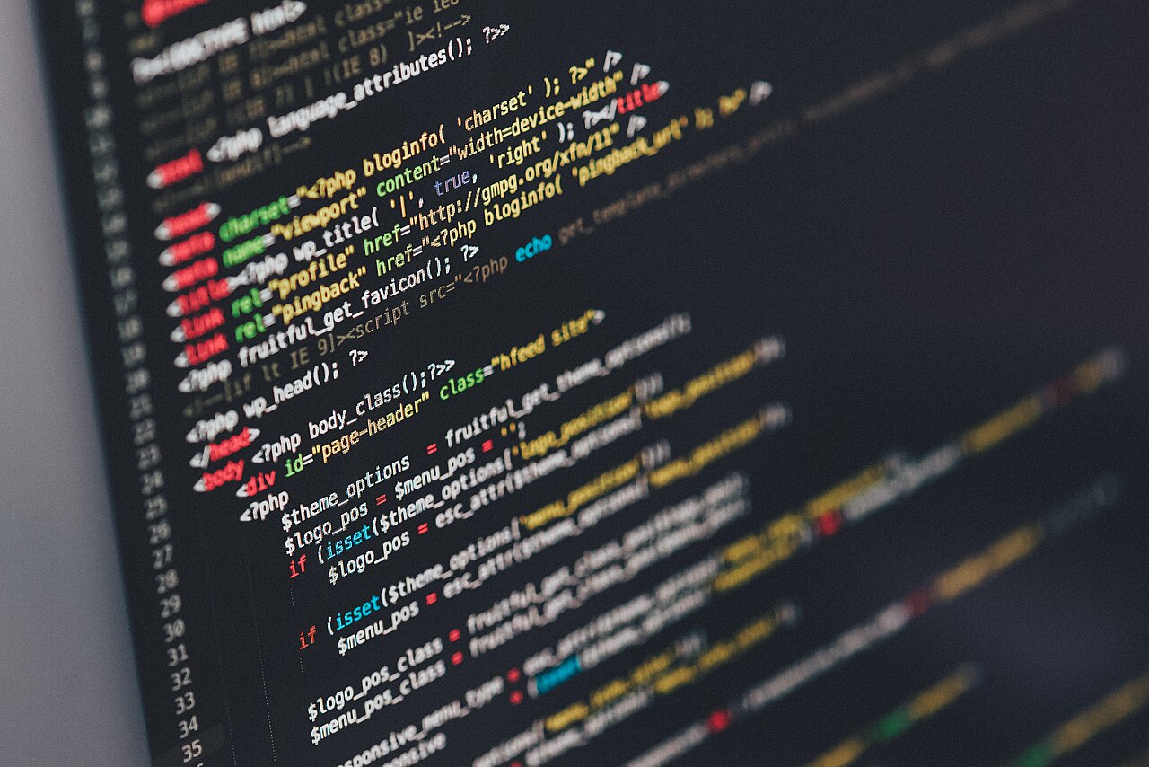 Bunte Codezeilen auf einem Bildschirm